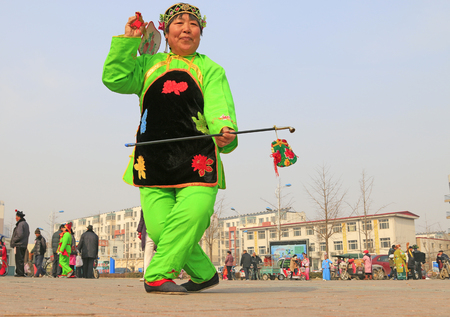Luannan County- February 22: Chinese traditional style yangko folk dance performance in the street, on February 22, 2016, luannan County, hebei Province, Chinaのeditorial素材