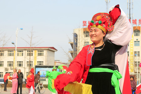 Luannan County- February 19: Chinese traditional style yangko folk dance performance in the street, on February 19, 2016, luannan County, hebei Province, Chinaのeditorial素材