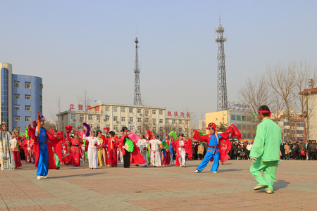 Luannan County- February 22: Chinese traditional style yangko folk dance performance in the street, on February 22, 2016, luannan County, hebei Province, Chinaのeditorial素材