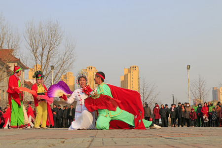 Luannan County- February 22: Chinese traditional style yangko folk dance performance in the street, on February 22, 2016, luannan County, hebei Province, Chinaのeditorial素材