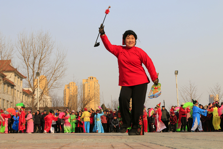 Luannan County- February 22: Chinese traditional style yangko folk dance performance in the street, on February 22, 2016, luannan County, hebei Province, Chinaのeditorial素材