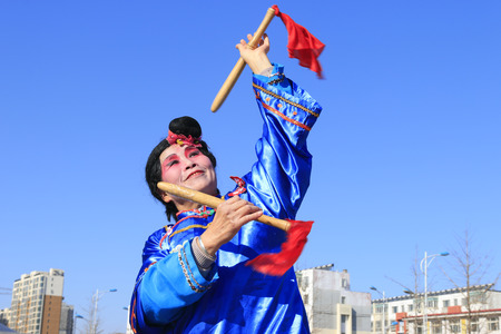 Luannan County- February 17: Chinese traditional style yangko folk dance performance in the street, on February 17, 2016, luannan County, hebei Province, Chinaのeditorial素材