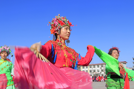 Luannan County- February 20: Chinese traditional style yangko folk dance performance in the street, on February 20, 2016, luannan County, hebei Province, Chinaのeditorial素材