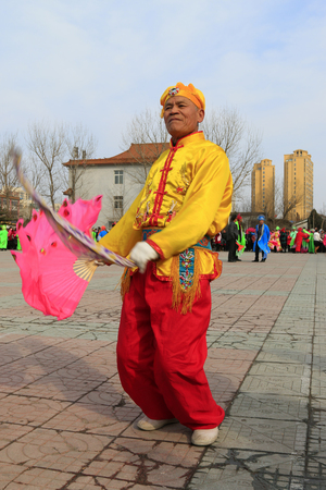 Luannan County- February 21: Chinese traditional style yangko folk dance performance in the street, on February 21, 2016, luannan County, hebei Province, Chinaのeditorial素材