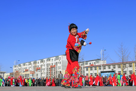 Luannan County- February 20: Chinese traditional style yangko folk dance performance in the street, on February 20, 2016, luannan County, hebei Province, Chinaのeditorial素材