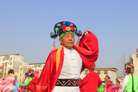 Luannan County- February 21: Chinese traditional style yangko folk dance performance in the street, on February 21, 2016, luannan County, hebei Province, Chinaのeditorial素材