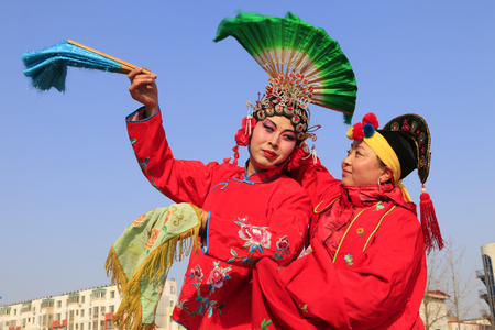 Luannan County- February 21: Chinese traditional style yangko folk dance performance in the street, on February 21, 2016, luannan County, hebei Province, Chinaのeditorial素材