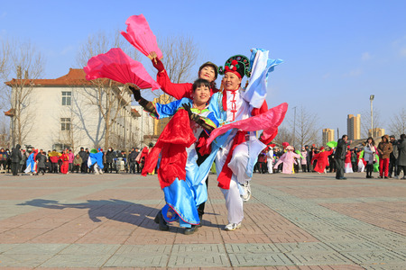 Luannan County- February 23: Chinese traditional style yangko folk dance performance in the street, on February 23, 2016, luannan County, hebei Province, Chinaのeditorial素材