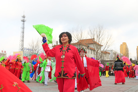 Luannan County- February 23: Chinese traditional style yangko folk dance performance in the street, on February 23, 2016, luannan County, hebei Province, Chinaのeditorial素材