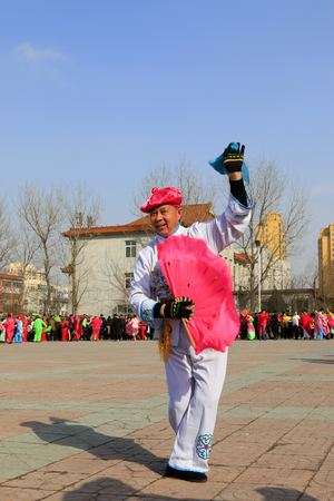 Luannan County- February 19: Chinese traditional style yangko folk dance performance in the street, on February 19, 2016, luannan County, hebei Province, Chinaのeditorial素材