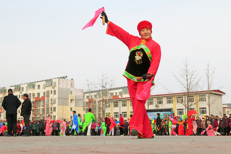 Luannan County- February 19: Chinese traditional style yangko folk dance performance in the street, on February 19, 2016, luannan County, hebei Province, Chinaのeditorial素材