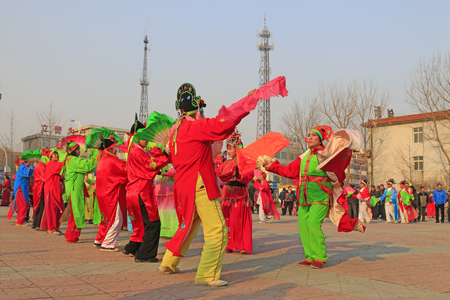 Luannan County- February 22: Chinese traditional style yangko folk dance performance in the street, on February 22, 2016, luannan County, hebei Province, Chinaのeditorial素材