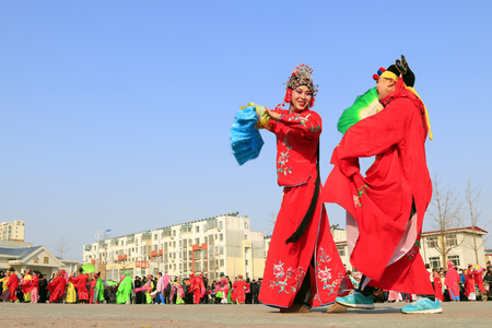 Luannan County- February 21: Chinese traditional style yangko folk dance performance in the street, on February 21, 2016, luannan County, hebei Province, Chinaのeditorial素材