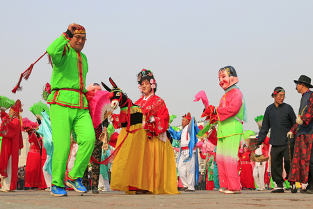 Luannan County- February 22: Chinese traditional style yangko folk dance performance in the street, on February 22, 2016, luannan County, hebei Province, Chinaのeditorial素材