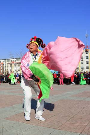 Luannan County- February 18: Chinese traditional style yangko folk dance performance in the street, on February 18, 2016, luannan County, hebei Province, Chinaのeditorial素材