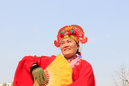 Luannan County- February 19: Chinese traditional style yangko folk dance performance in the street, on February 19, 2016, luannan County, hebei Province, Chinaのeditorial素材