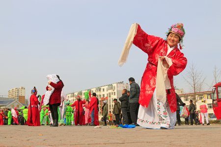 Luannan County- February 19: Chinese traditional style yangko folk dance performance in the street, on February 19, 2016, luannan County, hebei Province, Chinaのeditorial素材