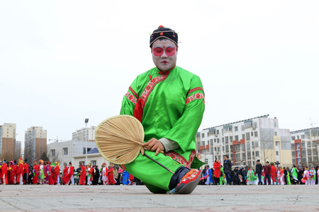 Luannan County- February 19: Chinese traditional style yangko folk dance performance in the street, on February 19, 2016, luannan County, hebei Province, Chinaのeditorial素材