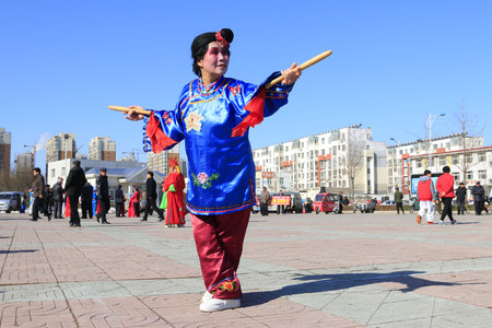 Luannan County- February 17: Chinese traditional style yangko folk dance performance in the street, on February 17, 2016, luannan County, hebei Province, Chinaのeditorial素材