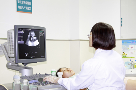 Luannan county - June 29: doctor ultrasound examination for the patients, on June 29, 2015, luannan county, hebei province, Chinaのeditorial素材