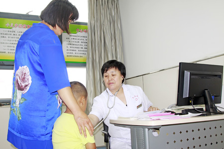 Luannan - June 29: Pediatric doctors diagnose disease for patients, on June 29, 2015, luannan county, hebei province, Chinaのeditorial素材