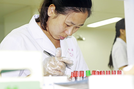 Luannan - June 29: lab technician busy in the hospital, on June 29, 2015, luannan county, hebei province, Chinaのeditorial素材