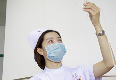 Luannan - June 29: nurse check infusion tube in the hospital, on June 29, 2015, luannan county, hebei province, Chinaのeditorial素材