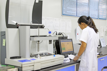 Luannan County - June 18th: a doctor testing, June 18th, 2015, Luannan County, Hebei Province, Chinaのeditorial素材