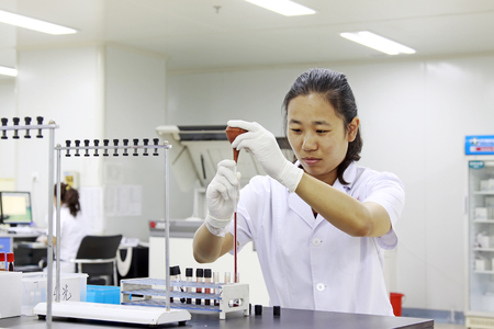 Luannan - June 29: Lab technicians test blood samples in the hospital, on June 29, 2015, luannan county, hebei province, Chinaのeditorial素材
