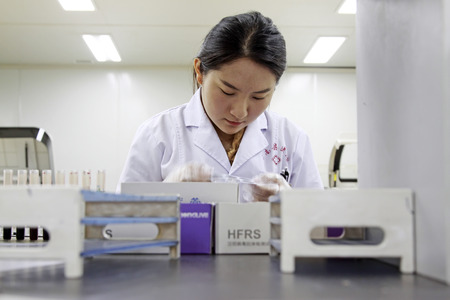 Luannan - June 29: lab technician busy in the hospital, on June 29, 2015, luannan county, hebei province, Chinaのeditorial素材