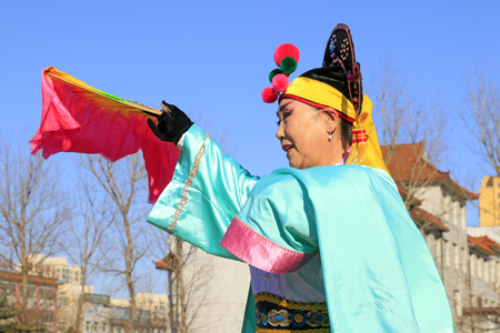 Luannan County- February 18: Chinese traditional style yangko folk dance performance in the street, on February 18, 2016, luannan County, hebei Province, Chinaのeditorial素材