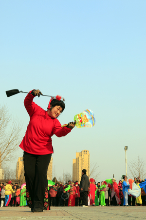 Luannan County- February 22: Chinese traditional style yangko folk dance performance in the street, on February 22, 2016, luannan County, hebei Province, Chinaのeditorial素材