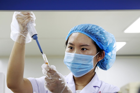 Luannan - June 29: laboratory officer ongoing tests, on June 29, 2015, luannan county, hebei province, Chinaのeditorial素材