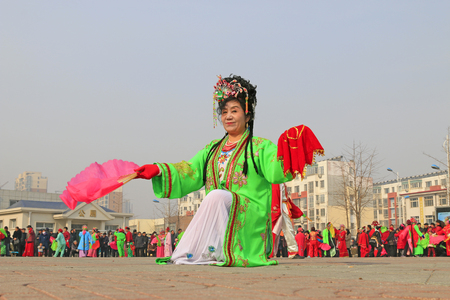 Luannan County- February 22: Chinese traditional style yangko folk dance performance in the street, on February 22, 2016, luannan County, hebei Province, Chinaのeditorial素材
