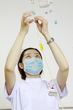 Luannan - June 29: nurse check infusion tube in the hospital, on June 29, 2015, luannan county, hebei province, Chinaのeditorial素材