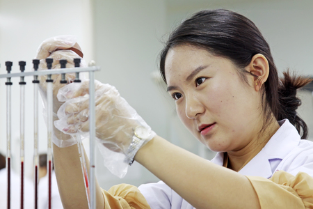 Luannan - June 29: Lab technicians test blood samples in the hospital, on June 29, 2015, luannan county, hebei province, Chinaのeditorial素材