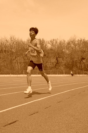 LUANNAN COUNTY - APRIL 10: 3000 m distance runner runing on the playground in a school, on April 10, 2014, Luannan county, hebei province, China.のeditorial素材