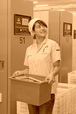 LUANNAN - MAY 2: women carrying spinning tools in production workshop, on May 4, 2014, Luannan county, hebei province, China.のeditorial素材