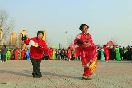 Luannan County- February 22: Chinese traditional style yangko folk dance performance in the street, on February 22, 2016, luannan County, hebei Province, Chinaのeditorial素材