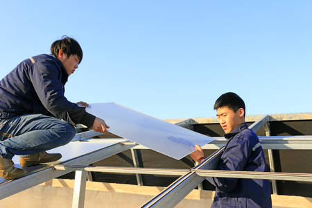 Luannan - December 11, 2015: Engineering and technical personnel to install solar photovoltaic glass, Luannan, Hebei, China, December 11, 2015のeditorial素材