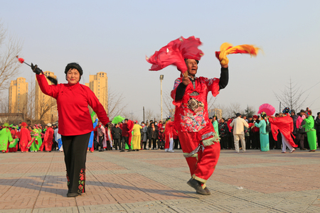 Luannan County- February 22: Chinese traditional style yangko folk dance performance in the street, on February 22, 2016, luannan County, hebei Province, China  
のeditorial素材