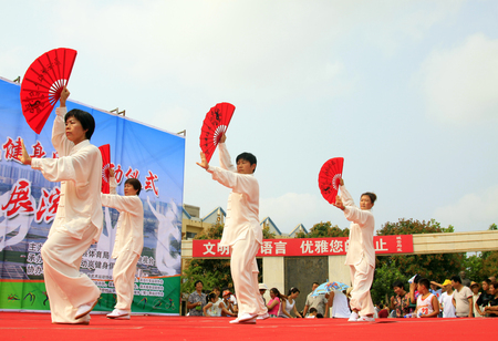 Luannan County - August 7: Tai chi kung fu fan performance, on August 7, 2015, luannan county, hebei province, China のeditorial素材