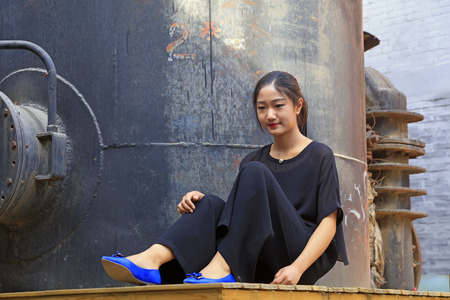 Beijing - May 8, 2016: a girl on the wooden platform, Beijing, Chinaのeditorial素材