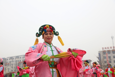 Luannan County - February 4, 2017: Chinese folk Yangko performance, Luannan County, Hebei Province, Chinaのeditorial素材