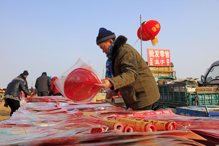 Luannan County - February 8, 2018: people choose to buy red lanterns at the market, Luannan, Hebei, Chinaのeditorial素材