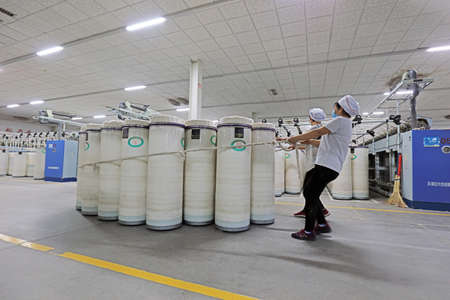 Luannan County-December 17, 2018: Workers are busy in the spinning workshop, Luannan County, H.のeditorial素材