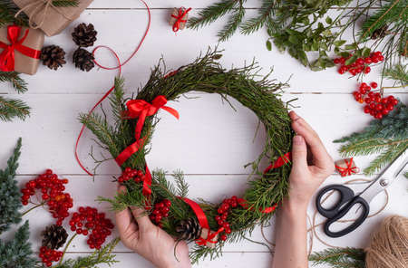 Tutorial easy Christmas wreath of blueberry branches. Step by step instructionの写真素材