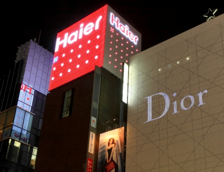TOKYO, JAPAN - OCTOBER 23  Main trademarks advertise their business on the most commercial facades of downtown on October 23,2013 in Tokyo,Japan のeditorial素材