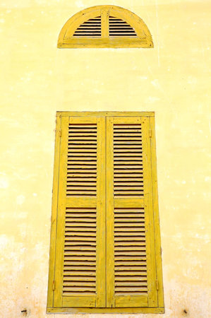 Yellow window-Saint Louis du Senegalの写真素材