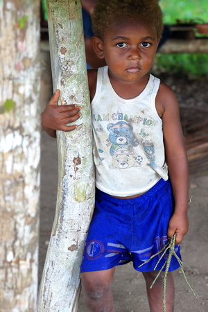 PENTECOSTES,VANUATU-OCTOBER 15, 2014: Little boy accompanies her mother who sells fruit at a stall near the airport on October 15, in Lonorore-Vanuatu.のeditorial素材